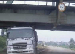 Cách vượt gầm cầu Thăng Long 'kỳ quặc'