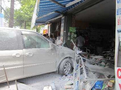 TP.HCM: Ô tô bốc cháy húc tung cửa hàng y tế