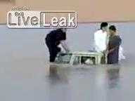 Ô tô ngập nước tới nóc vẫn qua được sông