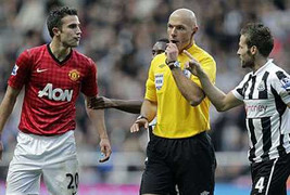 Van Persie bị tố chơi bẩn với sao gốc Việt