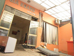 Nhà 3 tầng rung lắc, hàng chục người tháo chạy