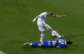 Báo thân Barca tung tiếp clip vạch mặt 'hung thần' Pepe