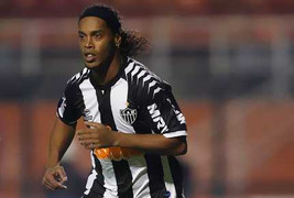 Vừa lập siêu phẩm, Ronaldinho đã bật khóc ngon lành