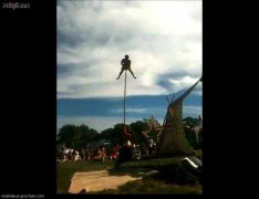 Nằm trên đầu gậy, xoay người như chong chóng