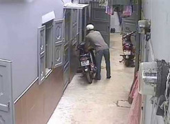 Camera nhà trọ quay cảnh trộm xe máy giữa trưa Sài Gòn