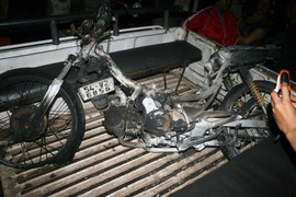 Xe máy cháy trơ khung giữa phố Sài Gòn