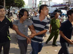 Kẻ bắt cóc hai trẻ đòi tiền, xe ô tô và súng có đạn