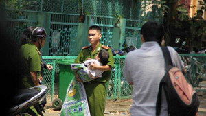 Cả trăm cảnh sát khống chế kẻ vào trường bắt cóc trẻ