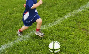 Thương tâm một cầu thủ nhí đột tử trên sân