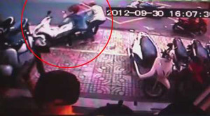 Ngoan cố bẻ khóa trộm xe Air Blade dù đã bị lộ