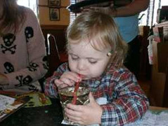 Uống rượu whisky, cậu bé 2 tuổi nhập viện