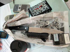 Học sinh tiểu học mang dao vào trường