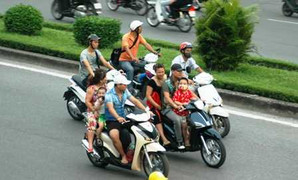 Video: Đầu trần nghênh ngang trên phố Hà Nội