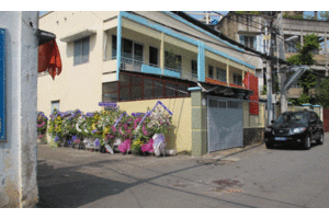 Hỗn chiến cạnh trụ sở công an, 1 người tử vong