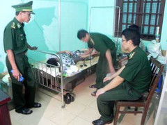 Cứu vớt 3 thuyền viên Trung Quốc bị tàu lạ đâm