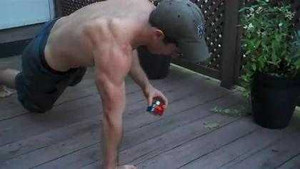 Vừa hít đất vừa giải trò rubic trong 25 giây