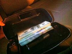 Tài xế taxi trả lại tài sản trị giá 230 triệu đồng