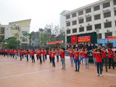 Sinh viên Công nghiệp nhảy Gangnam Style chào 'ma mới'