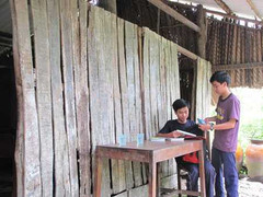 Cặp song sinh nương cửa Phật chới với cổng đại học