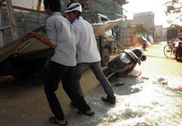 Đi trên đường bị kính rơi đè trọng thương