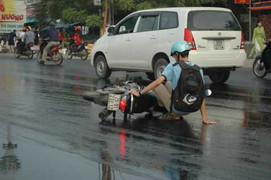 Hà Nội: Đổ xe chở dầu, dân 'làm xiếc' trên đường