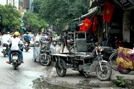 Khiếp hãi tuyến phố 'không vỉa hè' xuyên Thủ đô