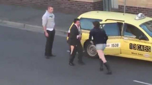 Khách làng chơi bị gái mại dâm hành hung