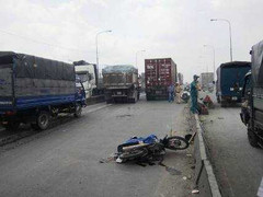 Trượt ngã trên cầu, bị container tông chết thảm