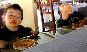 2 chú nhóc ngủ gật trên bát mì dậy sóng Youtube