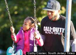 Cô giáo bắt học trò ăn đồ thừa trong sọt rác