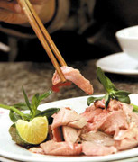 Vi sinh vật lạ bò loạn xạ trong thịt lợn chín