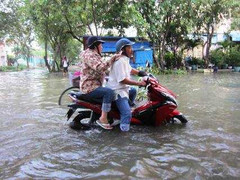 Ảnh: Triều cường đỉnh điểm, Sài Gòn lại mênh mông nước