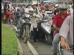 Phân làn giao thông Hà Nội: Tốn kém và lộn xộn