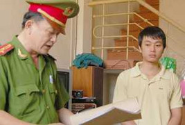 Làm giả tài liệu, con dấu để lừa đảo