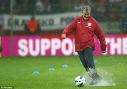 Hoãn vì lí do khôi hài, Anh-Ba Lan khẩn trương đá bù