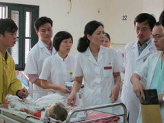 Tai nạn thảm khốc, cha mẹ tử vong, bé trai nguy kịch