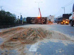 Xe tải 'dính bẫy' lật nhào giữa quốc lộ 1A