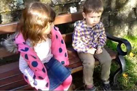 Clip chị 4 tuổi 'lên lớp' em 2 tuổi gây 'sốt'