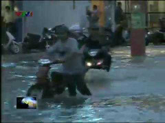 Thành phố Cần Thơ tê liệt vì ngập nước