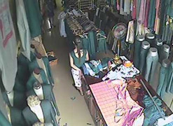 Mỹ nhân vào tiệm may 'chôm' ví và điện thoại