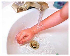 Ngã vào máy là tóc, bé 18 tháng tuổi bị bỏng nặng