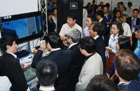 Bộ trưởng Nguyễn Bắc Son thăm gian hàng VTC