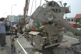 Xe chở bê tông đi ngược chiều, 2 người chết tại chỗ