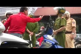 'Nữ quái' giật súng, đòi bắn công an