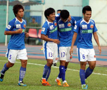 Bóng đá Việt khủng hoảng: Cho cầu thủ đi... bán vé?