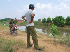 Đôi nam nữ ôm nhau chết đuối dưới kênh