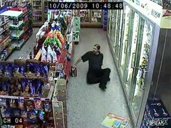 Chết cười với ông chủ cửa hàng say rượu