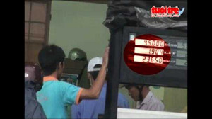 Lật tẩy chiêu 'móc túi' của nhân viên bán xăng