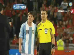 Trọng tài hâm mộ, xin chụp ảnh với Messi