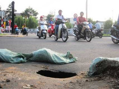 'Hố tử thần' sâu hoắm giữa phố Sài Gòn
